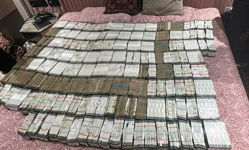 प्रवर्तन निदेशालय ने Delhi के घर से 5 करोड़ रुपये नकद, 8 करोड़ रुपये के आभूषण जब्त किए प्रवर्तन निदेशालय ने Delhi के घर से 5 करोड़ रुपये नकद, 8 करोड़ रुपये के आभूषण जब्त किए
