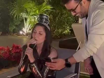 नए साल के जश्न में Riddhima कपूर ने ‘आप जैसा कोई’ गाकर जमाया रंग नए साल के जश्न में Riddhima कपूर ने ‘आप जैसा कोई’ गाकर जमाया रंग