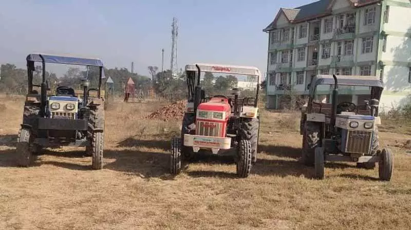 Himachal: अवैध खनन में इस्तेमाल हो रहे ट्रैक्टर, पुलिस ने की कार्रवाई Himachal: अवैध खनन में इस्तेमाल हो रहे ट्रैक्टर, पुलिस ने की कार्रवाई