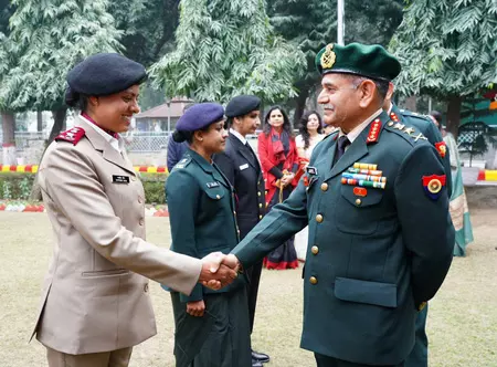 साल के पहले दिन जख्मी और बीमार सैनिकों से मिलने अस्पताल पहुंचे सेनाध्यक्ष साल के पहले दिन जख्मी और बीमार सैनिकों से मिलने अस्पताल पहुंचे सेनाध्यक्ष