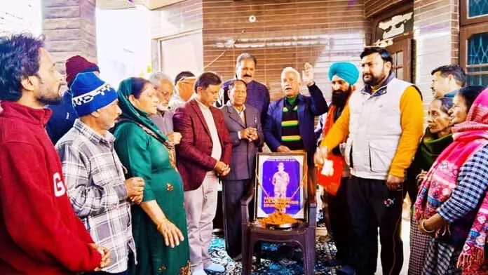 कठुआ के MLA ने वार्डों का दौरा कर कारगिल हीरो को श्रद्धांजलि दी कठुआ के MLA ने वार्डों का दौरा कर कारगिल हीरो को श्रद्धांजलि दी