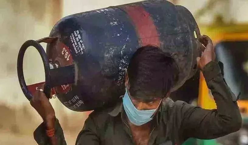 नए साल में बड़ा झटका.. Gas cylinder के दाम में भारी बढ़ोतरी नए साल में बड़ा झटका.. Gas cylinder के दाम में भारी बढ़ोतरी