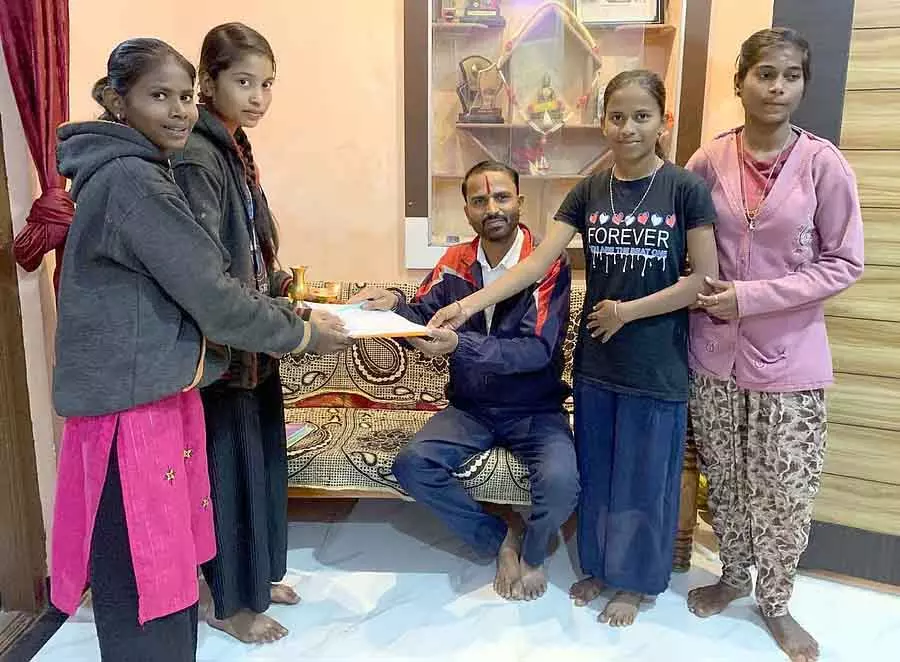 Bagalkot : छात्राओं को मैथ किट दान की गई Bagalkot : छात्राओं को मैथ किट दान की गई