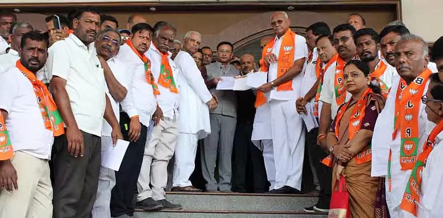 वोटर लिस्ट में गैर-कानूनी नाम शामिल करने के खिलाफ BJP का प्रदर्शन वोटर लिस्ट में गैर-कानूनी नाम शामिल करने के खिलाफ BJP का प्रदर्शन