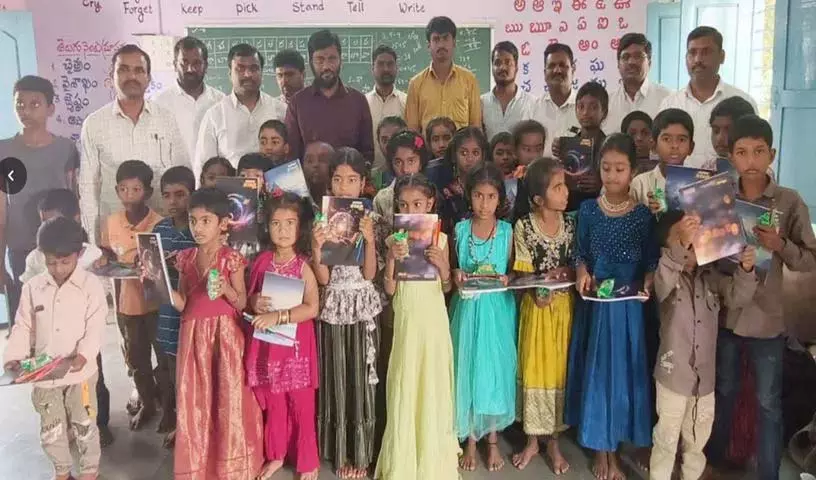 अनंथा चंद्रशेखर गौड़ ने अंगाडिपेट के छात्रों को Notebook बांटी अनंथा चंद्रशेखर गौड़ ने अंगाडिपेट के छात्रों को Notebook बांटी