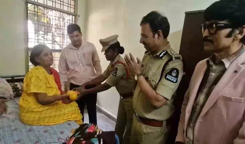 हैदराबाद पुलिस कमिश्नर V.C. Sajjanar: शोर पर नहीं, इंसानियत पर ध्यान दें हैदराबाद पुलिस कमिश्नर V.C. Sajjanar: शोर पर नहीं, इंसानियत पर ध्यान दें