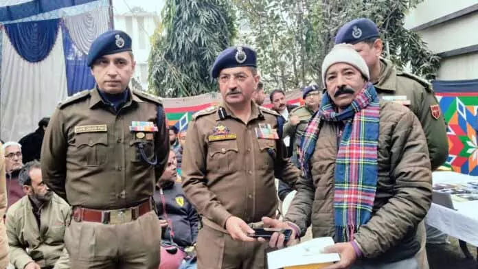 Jammu में पुलिस ने 50 लाख रुपये कीमत के 200 स्मार्टफोन बरामद किए Jammu में पुलिस ने 50 लाख रुपये कीमत के 200 स्मार्टफोन बरामद किए