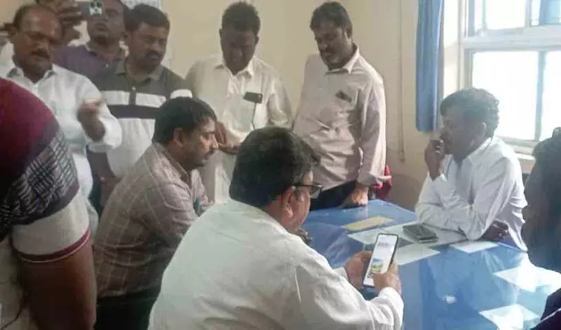 फसल खरीद वार्ता के दौरान किसानों ने दोनों Market Yard के गेट पर ताला लगाकर विरोध प्रदर्शन किया फसल खरीद वार्ता के दौरान किसानों ने दोनों Market Yard के गेट पर ताला लगाकर विरोध प्रदर्शन किया