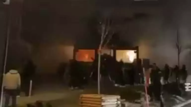 स्विट्जरलैंड के Crans-Montana में नए साल के जश्न के दौरान हुए धमाके में कम से कम 40 लोगों की मौत हो गई स्विट्जरलैंड के Crans-Montana में नए साल के जश्न के दौरान हुए धमाके में कम से कम 40 लोगों की मौत हो गई