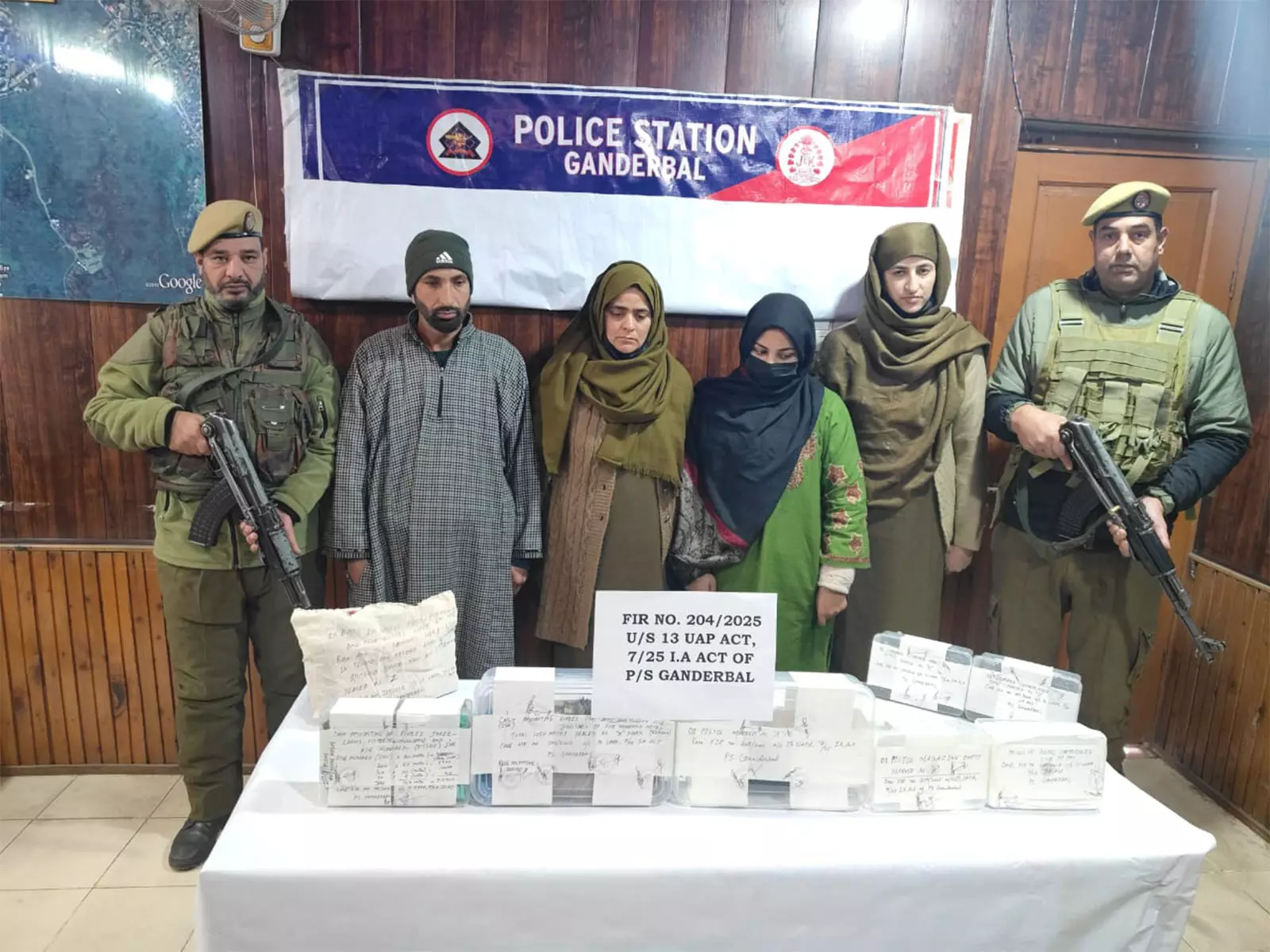 Ganderbal में हथियारों और ग्रेनेड के साथ दो आतंकी सहयोगियों को किया गया गिरफ्तार Ganderbal में हथियारों और ग्रेनेड के साथ दो आतंकी सहयोगियों को किया गया गिरफ्तार
