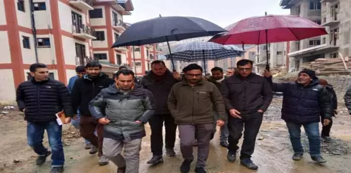 DC Kupwara ने ट्रांजिट आवासों के निर्माण का निरीक्षण किया DC Kupwara ने ट्रांजिट आवासों के निर्माण का निरीक्षण किया