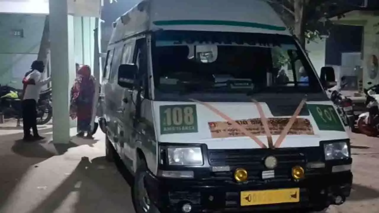 Ganjam सड़क हादसा: बाइक-स्कूटर की टक्कर में दो लोगों की मौत, एक की हालत गंभीर Ganjam सड़क हादसा: बाइक-स्कूटर की टक्कर में दो लोगों की मौत, एक की हालत गंभीर