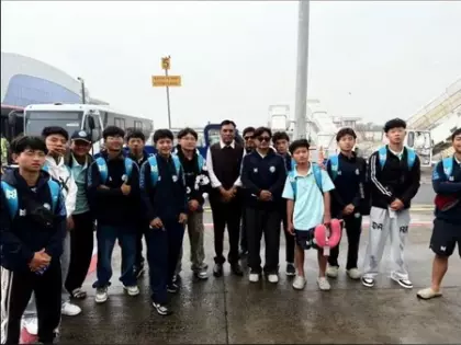 खेल मंत्री मंडाविया ने सूरत हवाई अड्डे पर अरुणाचल प्रदेश अंडर-16 टीम से मुलाकात की खेल मंत्री मंडाविया ने सूरत हवाई अड्डे पर अरुणाचल प्रदेश अंडर-16 टीम से मुलाकात की