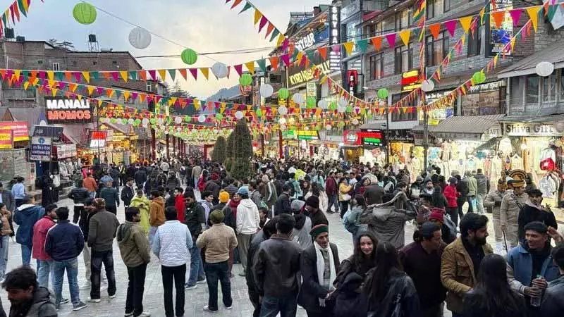 मनाली में नए साल का स्वागत अलाव, DJ नाइट्स और खचाखच भरे होटलों के साथ हुआ मनाली में नए साल का स्वागत अलाव, DJ नाइट्स और खचाखच भरे होटलों के साथ हुआ