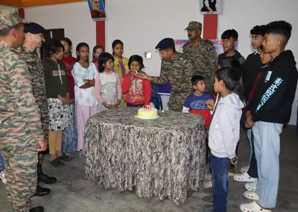 Assam: सेना ने अनाथ बच्चों के साथ नए साल का जश्न मनाया Assam: सेना ने अनाथ बच्चों के साथ नए साल का जश्न मनाया