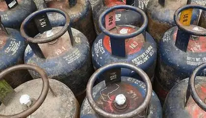 LPG की नई कीमतें: कमर्शियल सिलेंडर अंतरराष्ट्रीय दरों के अनुसार तय LPG की नई कीमतें: कमर्शियल सिलेंडर अंतरराष्ट्रीय दरों के अनुसार तय