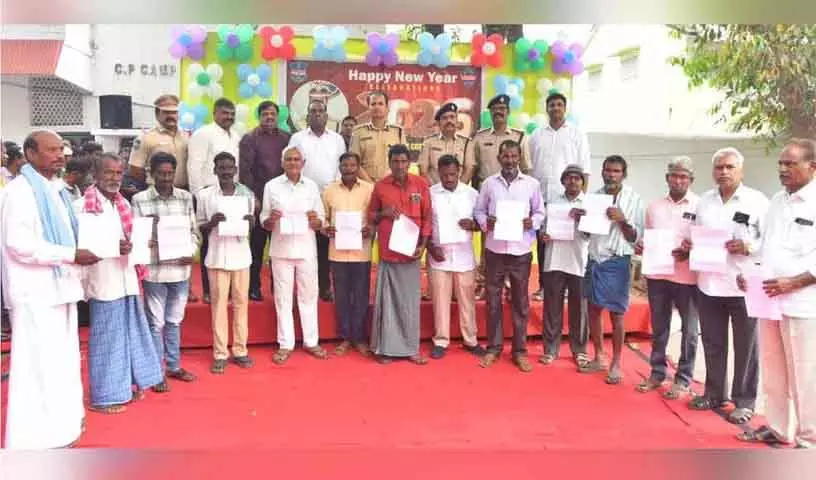 Warangal पुलिस की परिवर्तन पहल: अच्छे आचरण पर 19 लोगों की हिस्ट्री शीट खत्म Warangal पुलिस की परिवर्तन पहल: अच्छे आचरण पर 19 लोगों की हिस्ट्री शीट खत्म