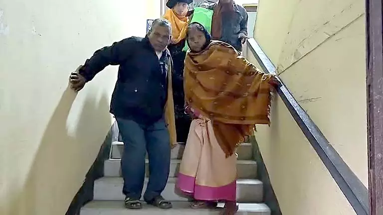 Court में सुनवाई के दौरान अपमान के बाद बुज़ुर्ग दंपत्ति ने गुस्सा ज़ाहिर किया Court में सुनवाई के दौरान अपमान के बाद बुज़ुर्ग दंपत्ति ने गुस्सा ज़ाहिर किया