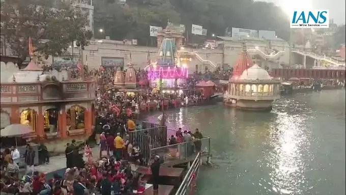 नववर्ष 2026 पर हरिद्वार में आस्था का सैलाब, हर की पौड़ी पर हजारों श्रद्धालुओं ने की गंगा आरती और पवित्र स्नान नववर्ष 2026 पर हरिद्वार में आस्था का सैलाब, हर की पौड़ी पर हजारों श्रद्धालुओं ने की गंगा आरती और पवित्र स्नान
