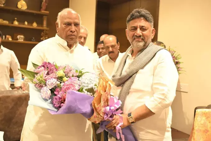 उपमुख्यमंत्री डीके शिवकुमार की कांग्रेस अध्यक्ष मल्लिकार्जुन खरगे से बेंगलुरु में मुलाकात उपमुख्यमंत्री डीके शिवकुमार की कांग्रेस अध्यक्ष मल्लिकार्जुन खरगे से बेंगलुरु में मुलाकात