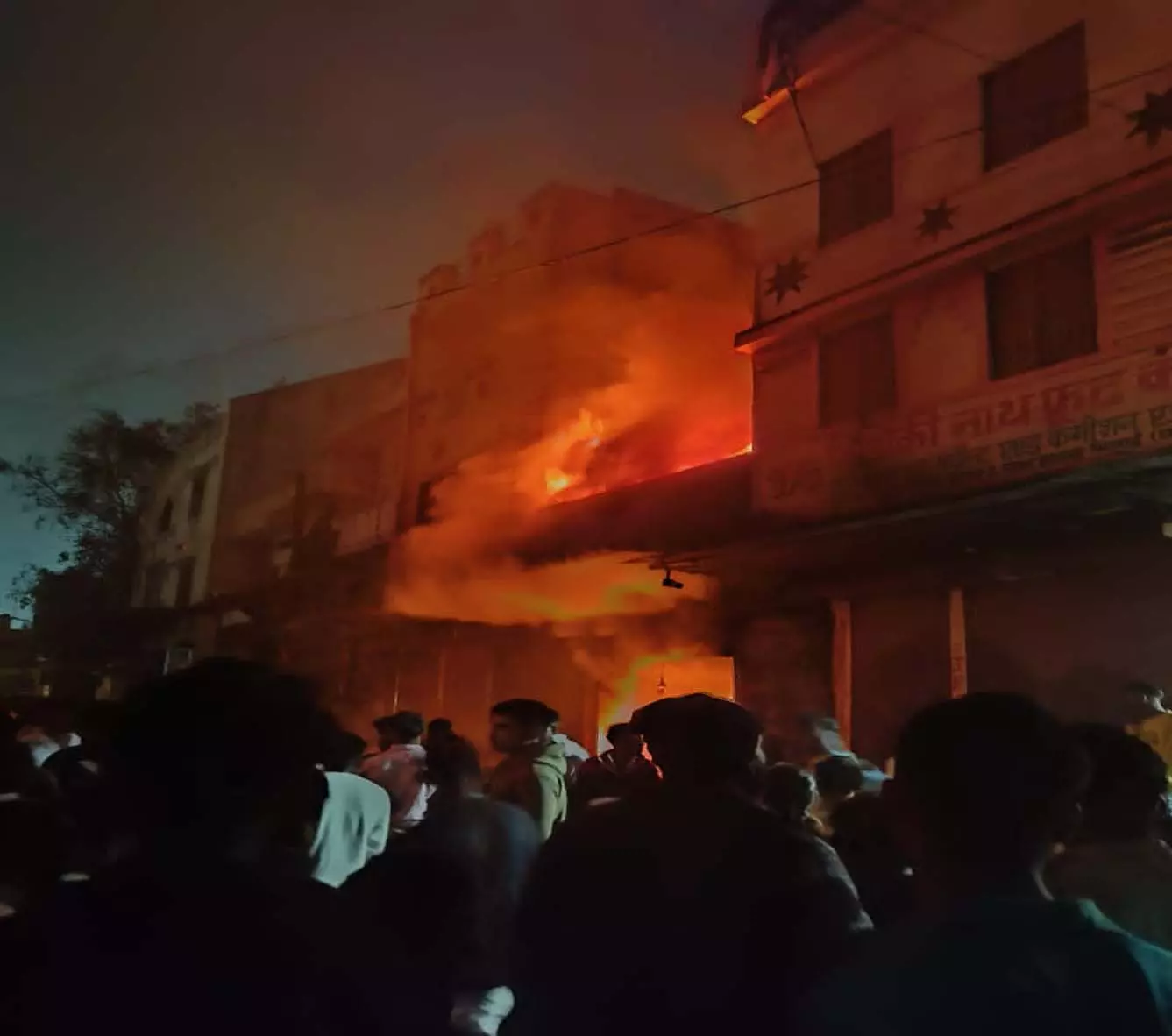 भिलाई के कैंप 2 फल मंडी में आग, फायर ब्रिगेड की टीम मौके पर भिलाई के कैंप 2 फल मंडी में आग, फायर ब्रिगेड की टीम मौके पर