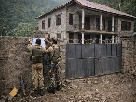 जम्मू-कश्मीर: पुलिस ने पुंछ में पाकिस्तान स्थित आतंकी हैंडलर की संपत्ति अटैच की जम्मू-कश्मीर: पुलिस ने पुंछ में पाकिस्तान स्थित आतंकी हैंडलर की संपत्ति अटैच की