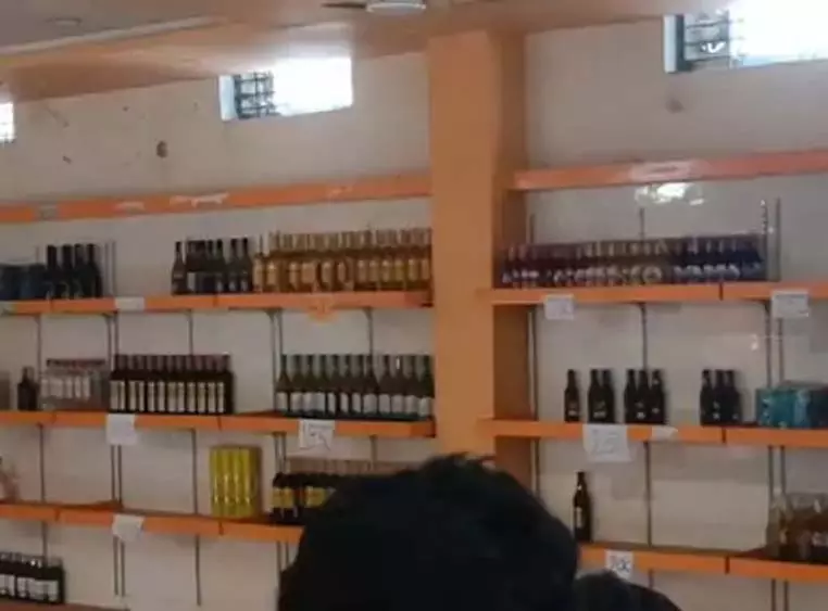 नववर्ष 2026 पर शराब का रिकॉर्ड तोड़ बिक्री, दो दिन में सवा करोड़ से अधिक की शराब खपत नववर्ष 2026 पर शराब का रिकॉर्ड तोड़ बिक्री, दो दिन में सवा करोड़ से अधिक की शराब खपत