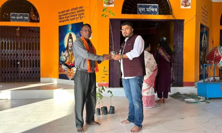 Assam: बाजाली के युवाओं ने जुबीन गर्ग को श्रद्धांजलि देते हुए 500 पौधे बांटे