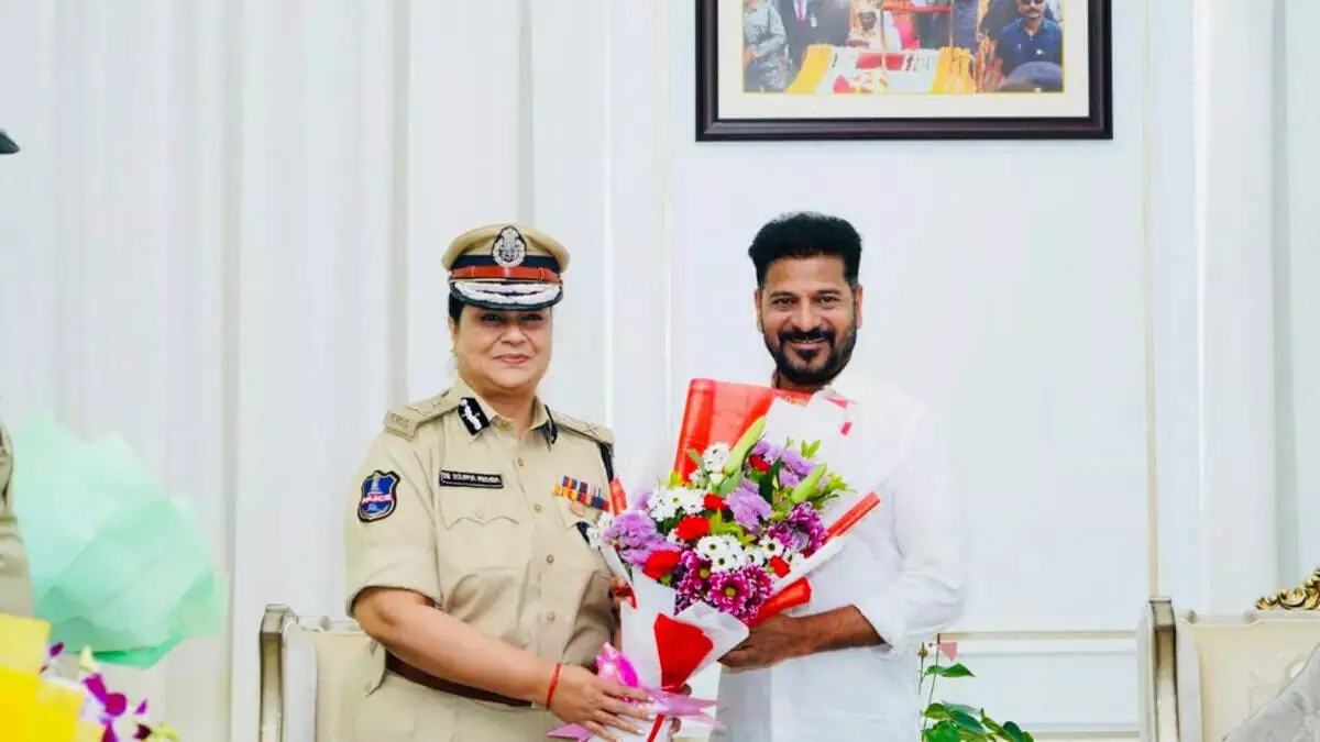 Hyderabad: CM रेवंत ने तेलंगाना जेल डिपार्टमेंट की डायरी और कैलेंडर लॉन्च किए Hyderabad: CM रेवंत ने तेलंगाना जेल डिपार्टमेंट की डायरी और कैलेंडर लॉन्च किए