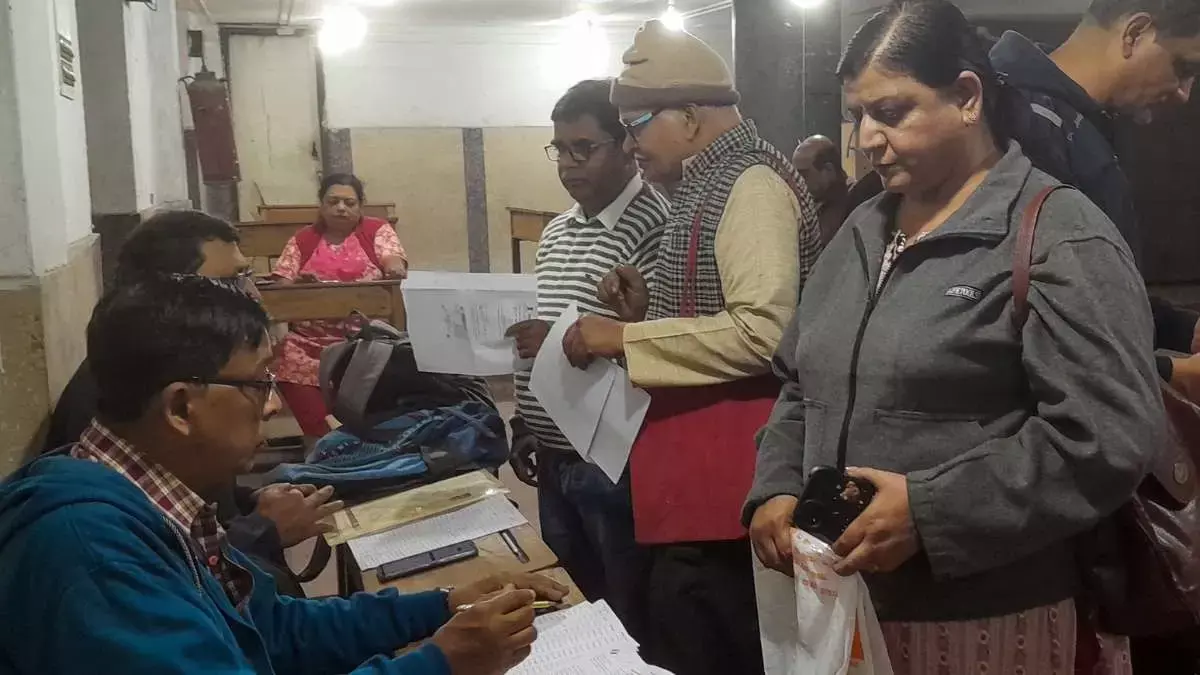 Bengal SIR: राजनीतिक पार्टियों ने 8 दावे और आपत्तियां पेश कीं Bengal SIR: राजनीतिक पार्टियों ने 8 दावे और आपत्तियां पेश कीं