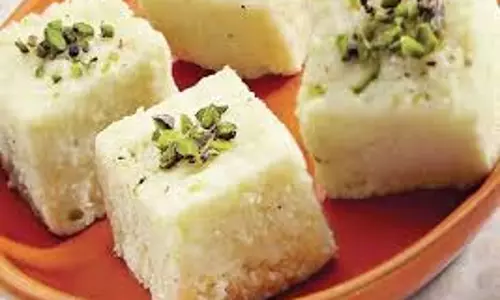 Kalakand Recipe: बिना दूध फाड़े इस नये ट्रिक से बनाएं बाजार जैसा फ्रेश कलाकंद Kalakand Recipe: बिना दूध फाड़े इस नये ट्रिक से बनाएं बाजार जैसा फ्रेश कलाकंद