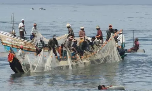 Odisha ने गहिरमाथा समुद्री अभ्यारण्य में अवैध रूप से मछली पकड़ने के आरोप में आंध्र के 10 मछुआरों को गिरफ्तार किया Odisha ने गहिरमाथा समुद्री अभ्यारण्य में अवैध रूप से मछली पकड़ने के आरोप में आंध्र के 10 मछुआरों को गिरफ्तार किया