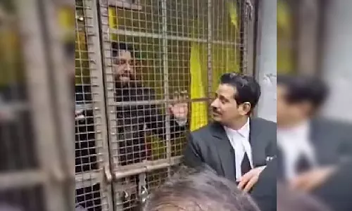 वकीलों की भीड़ जमा हो गई, हंगामा चलता रहा, जानें पूरा मामला वकीलों की भीड़ जमा हो गई, हंगामा चलता रहा, जानें पूरा मामला
