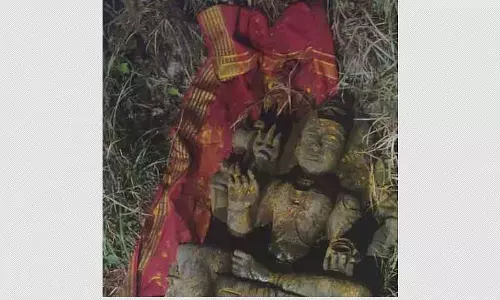 Tamil Nadu: सुलूर के पास सड़क किनारे पड़ी अम्मन की मूर्ति Tamil Nadu: सुलूर के पास सड़क किनारे पड़ी अम्मन की मूर्ति