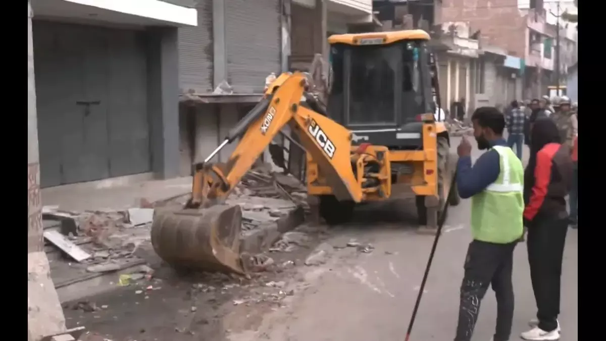 Rajasthan: पुलिस पर हमला करने वाले पत्थरबाजों के घरों पर बुलडोजर चला Rajasthan: पुलिस पर हमला करने वाले पत्थरबाजों के घरों पर बुलडोजर चला
