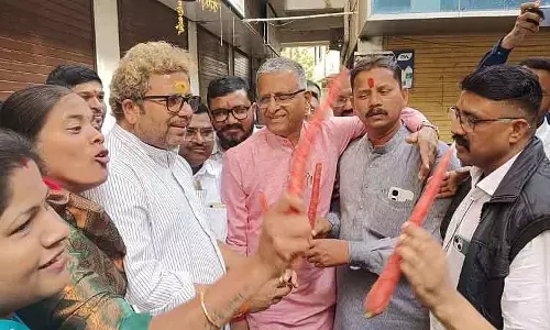 Nashik : टिकट को लेकर बगावत के बीच BJP के वफादारों ने शहर अध्यक्ष को गाजर की पेशकश की Nashik : टिकट को लेकर बगावत के बीच BJP के वफादारों ने शहर अध्यक्ष को गाजर की पेशकश की