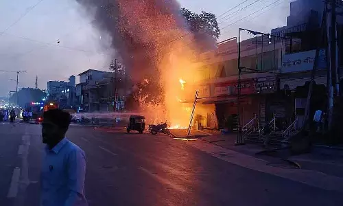 Pune : पिंपरी-चिंचवाड़ के कालेवाड़ी इलाके में पटाखों की दुकान में भीषण आग लग गई Pune : पिंपरी-चिंचवाड़ के कालेवाड़ी इलाके में पटाखों की दुकान में भीषण आग लग गई