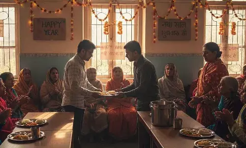 Indore : वॉलंटियर्स ने नए साल के जश्न को बुज़ुर्गों के लिए इमोशनल पलों में बदल दिया