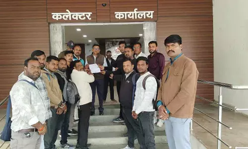 MP : नीमच में पत्रकारों ने बढ़ते हमलों के खिलाफ़ कानून की मांग की MP : नीमच में पत्रकारों ने बढ़ते हमलों के खिलाफ़ कानून की मांग की