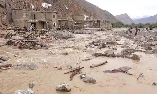Afghanistan:भारी बारिश के कारण अचानक आई बाढ़ में कम से कम 17 लोगों की मौत, 11 घायल Afghanistan:भारी बारिश के कारण अचानक आई बाढ़ में कम से कम 17 लोगों की मौत, 11 घायल