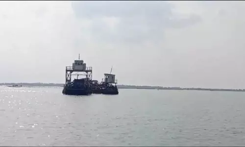 Odisha : घने कोहरे के कारण चिल्का झील में सुबह 11 बजे तक नाव सेवाएं प्रतिबंधित Odisha : घने कोहरे के कारण चिल्का झील में सुबह 11 बजे तक नाव सेवाएं प्रतिबंधित
