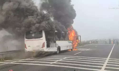Uthankarai के पास प्राइवेट बस में आग लगने का हादसा, 23 लोग ज़िंदा बच गए Uthankarai के पास प्राइवेट बस में आग लगने का हादसा, 23 लोग ज़िंदा बच गए