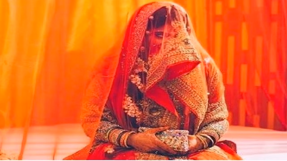 Bhadohi: यूपी के भदोही में महिला ने गुप्त विवाह को लेकर दुर्व्यवहार का लगाया आरोप