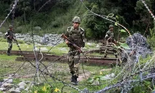 सेना ने J&K के पुंछ में ड्रोन से गिराए गए बैग से गोला-बारूद और IED बरामद किया सेना ने J&K के पुंछ में ड्रोन से गिराए गए बैग से गोला-बारूद और IED बरामद किया
