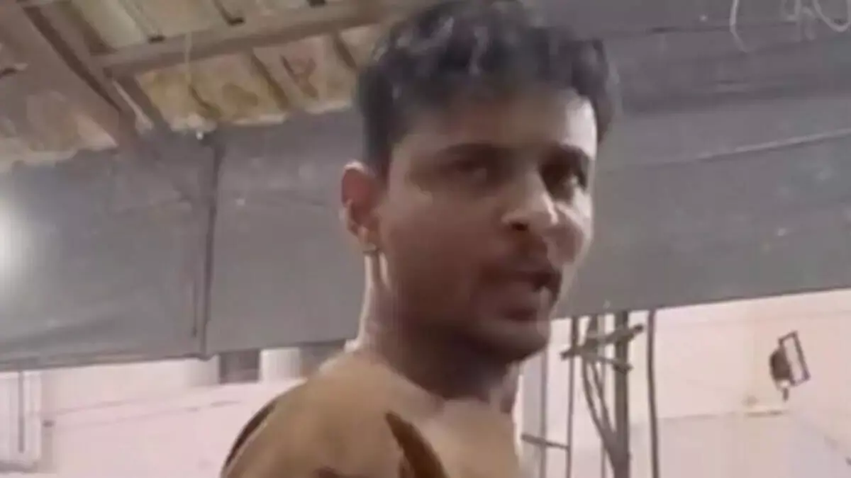Hyderabad: एक गुंडे ने मोबाइल फोन को लेकर हुए झगड़े के बाद एक दुकानदार को दी धमकी