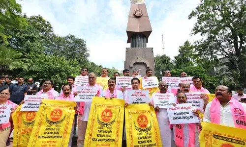 Hyderabad: बीआरएस ने यूरिया की कमी पर चर्चा के लिए स्थगन प्रस्ताव पेश किया Hyderabad: बीआरएस ने यूरिया की कमी पर चर्चा के लिए स्थगन प्रस्ताव पेश किया