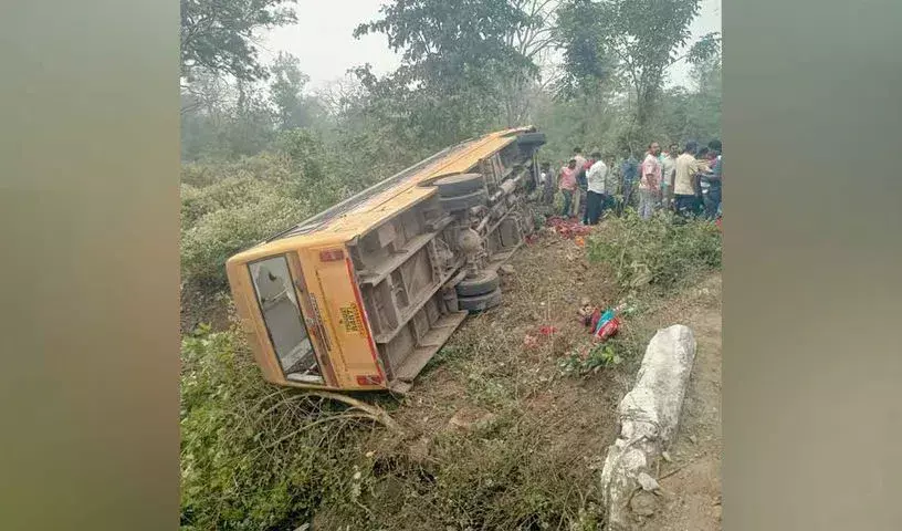 Kothagudem: एक प्राइवेट इंजीनियरिंग कॉलेज की बस पलटने से कई छात्र घायल