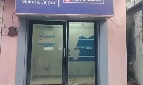 ओडिशा के जाजपुर में बदमाशों ने ATM उखाड़ा और मशीन लेकर माल ढोने वाले ऑटो-रिक्शा पर सवार होकर भाग गए ओडिशा के जाजपुर में बदमाशों ने ATM उखाड़ा और मशीन लेकर माल ढोने वाले ऑटो-रिक्शा पर सवार होकर भाग गए