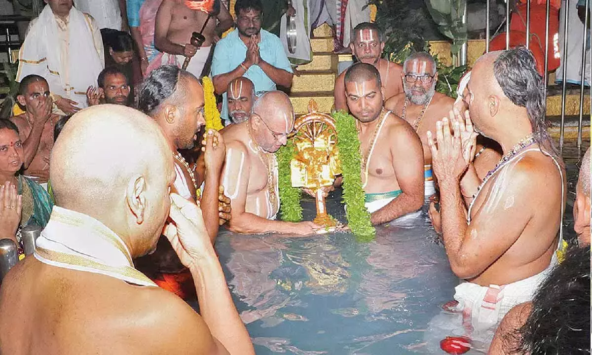 Andhra: तिरुमाला में स्वामी पुष्करिणी में पवित्र चक्रस्नानम हुआ Andhra: तिरुमाला में स्वामी पुष्करिणी में पवित्र चक्रस्नानम हुआ
