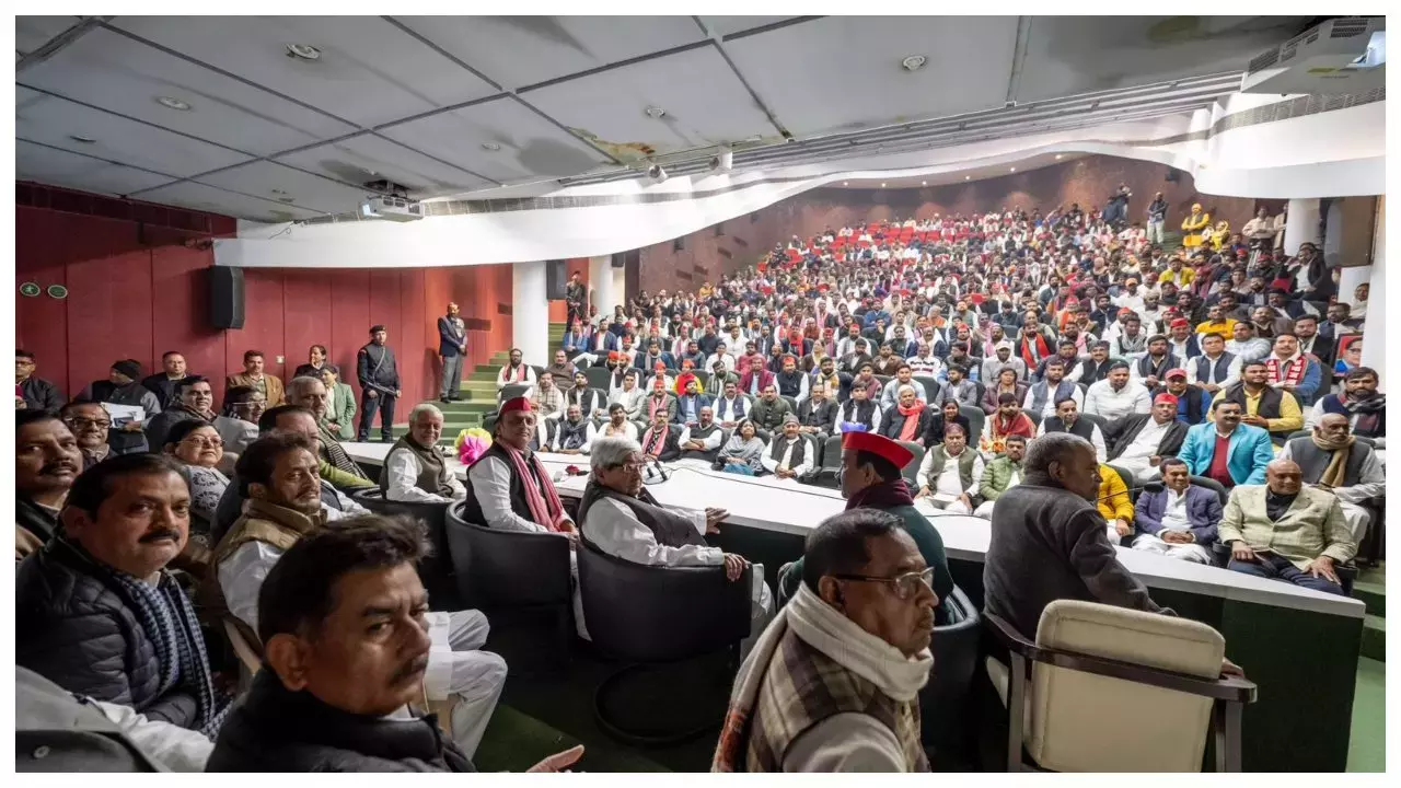 Lucknow: अखिलेश यादव ने नए साल पर कार्यकर्ताओं से की मुलाकात, भाजपा पर जताई नाराजगी